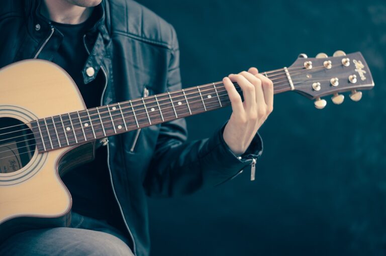 Top 4 du matériel indispensable pour progresser rapidement à la guitare