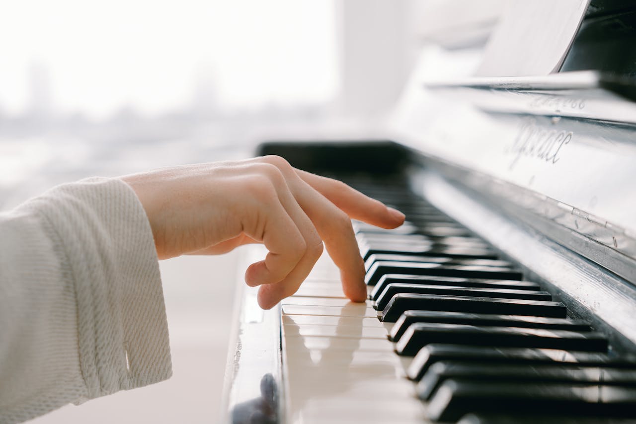 Quelles sont les meilleures solutions pour progresser au piano à son rythme ?